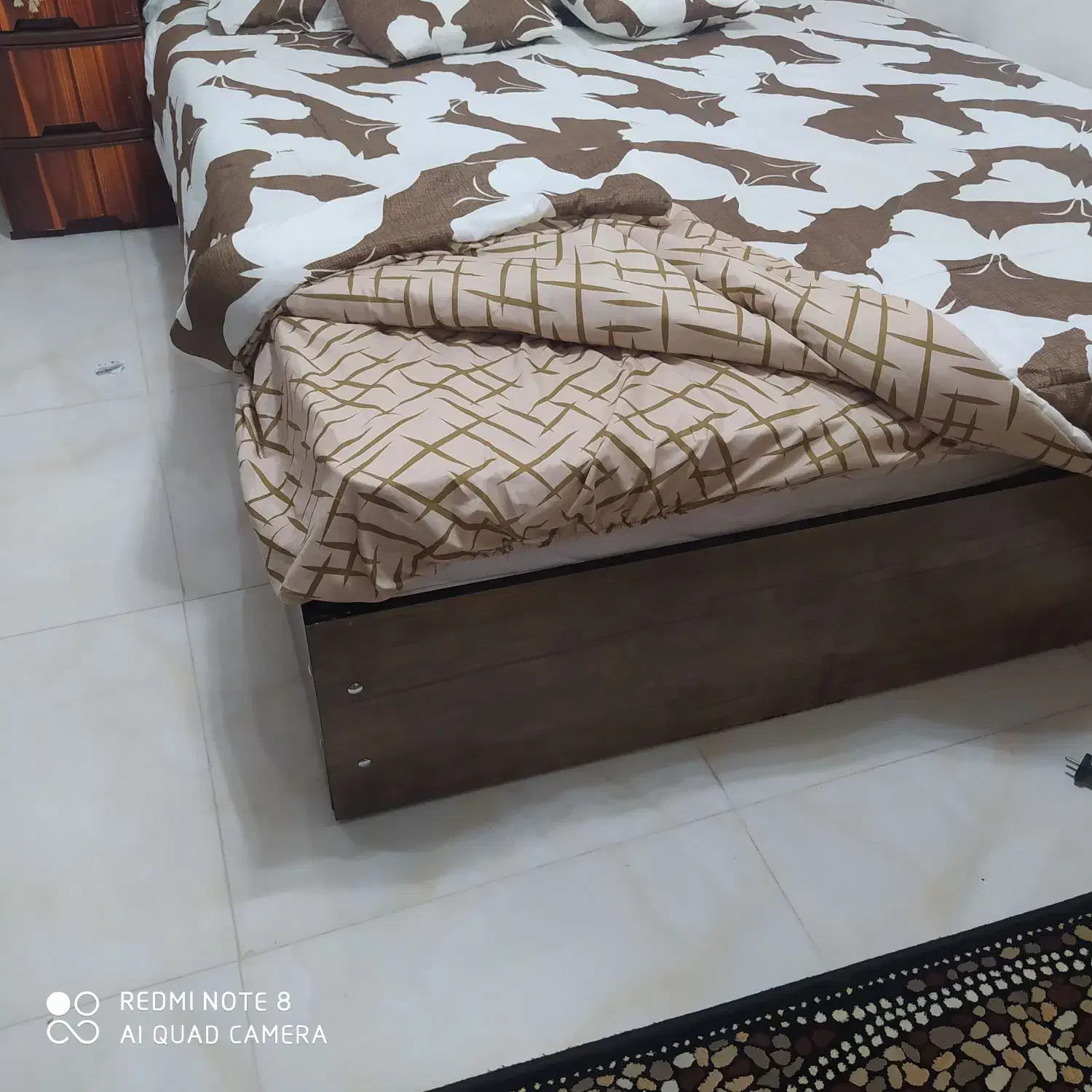 تخت و تشک دو نفره سالم در حد نو|تخت و سرویس خواب|صومعه‌سرا, |دیوار