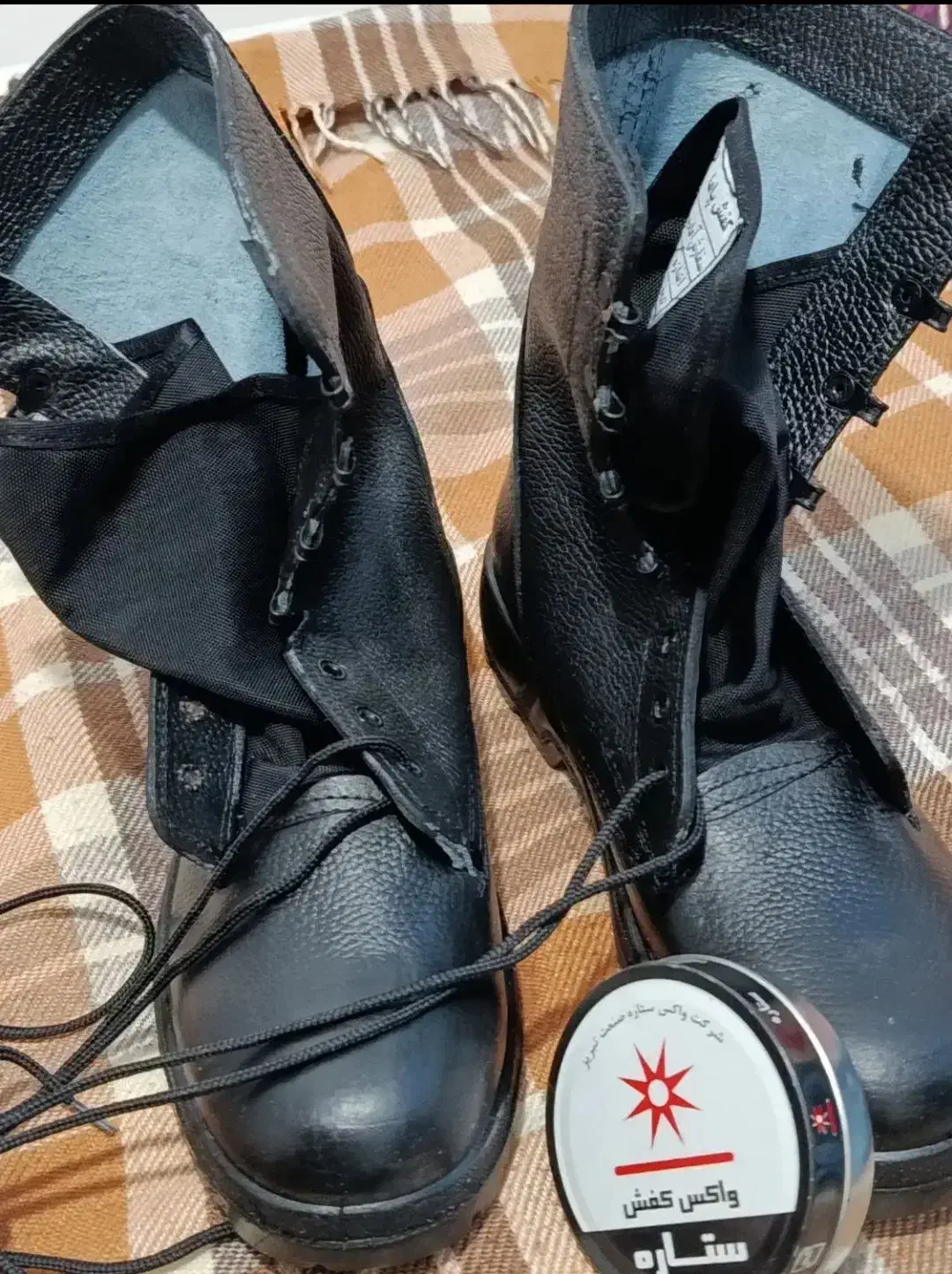 پوتین و لباس سربازی|لباس|گلپایگان, |دیوار