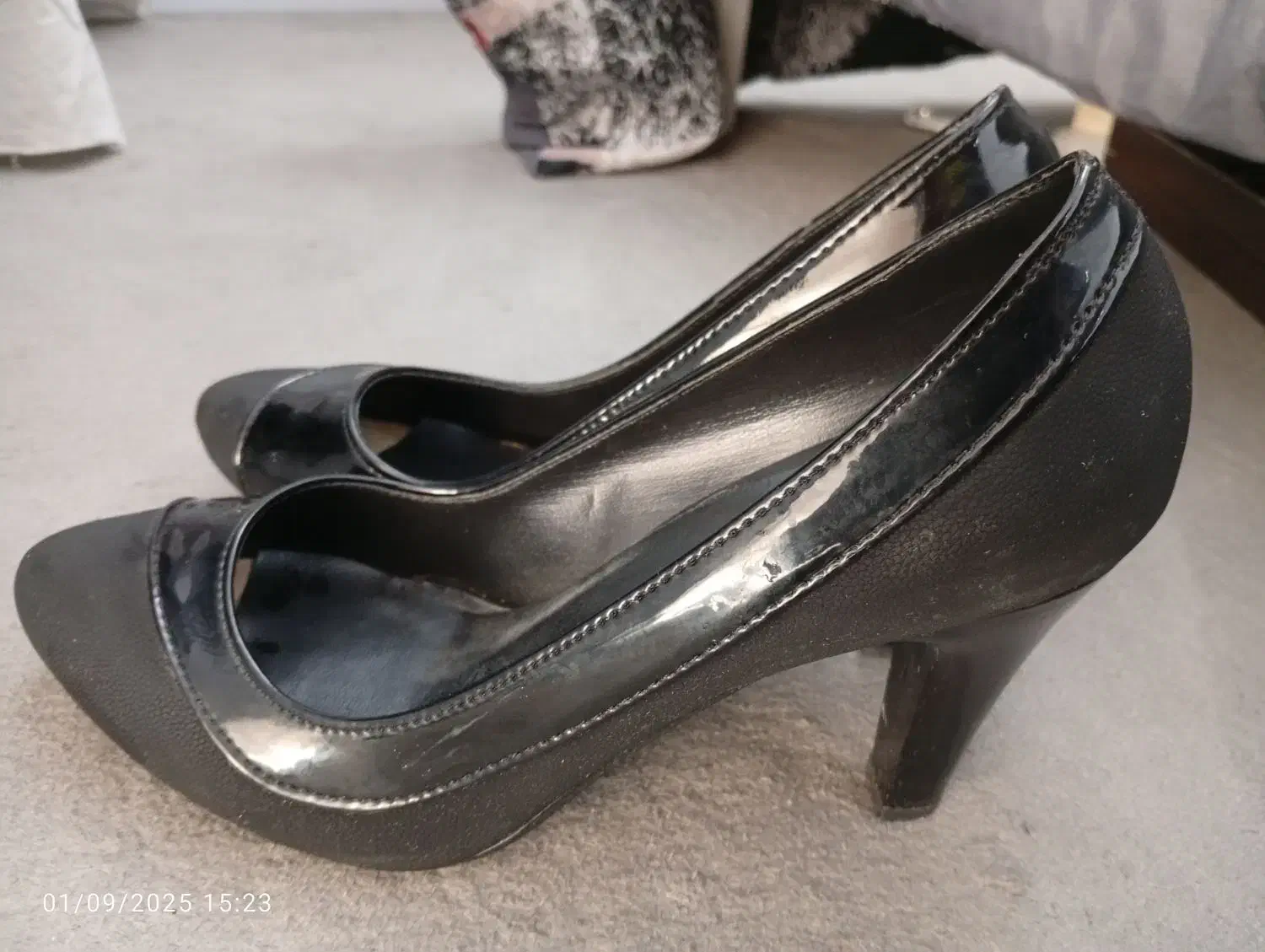 لباس|کیف، کفش، کمربند|قم, شاه سید علی|دیوار