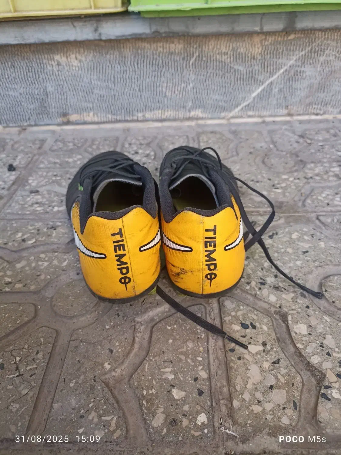 کفش چمن و چمن مصنوعی|تجهیزات ورزشی|تویسرکان, |دیوار