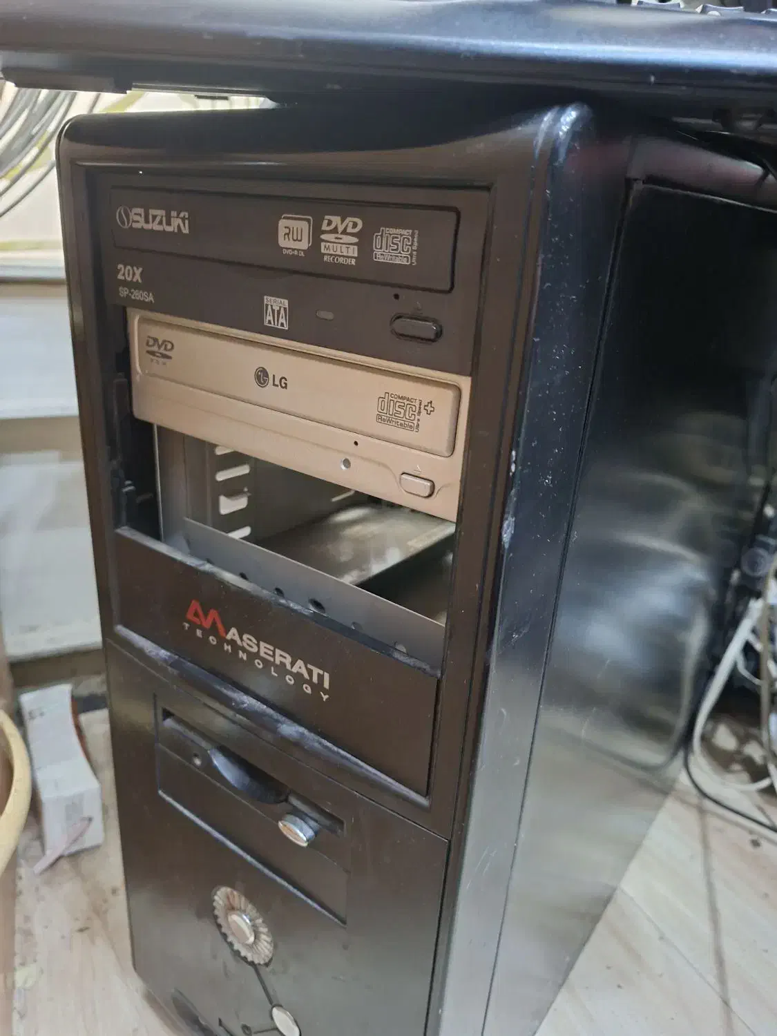 یک دستگاه کامپیوتر|رایانه رومیزی|ورامین, ورامین|دیوار