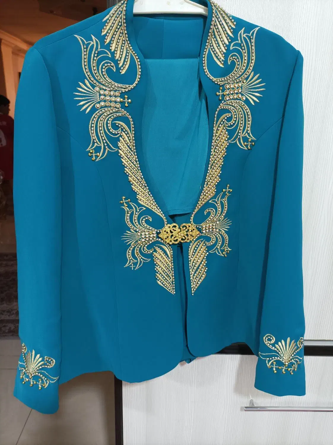 کت و دامن|لباس|رودهن, |دیوار