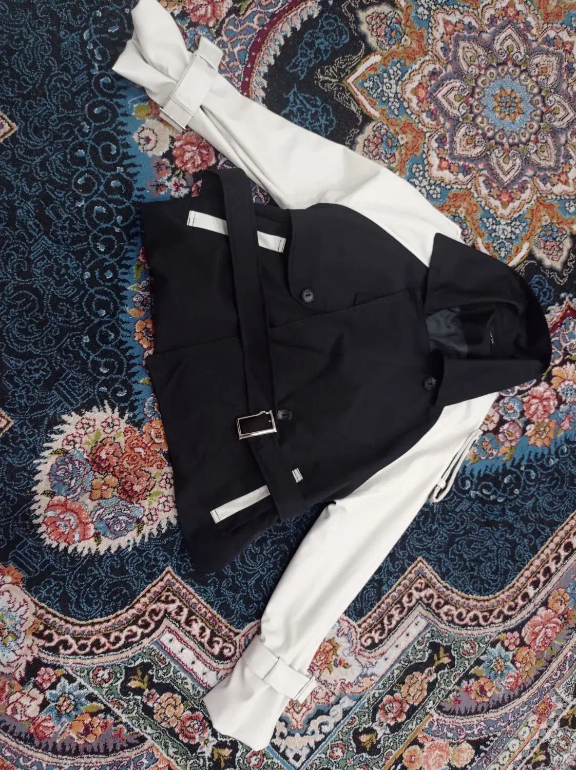 بارونی کوتاه|لباس|رشت, حمیدیان|دیوار