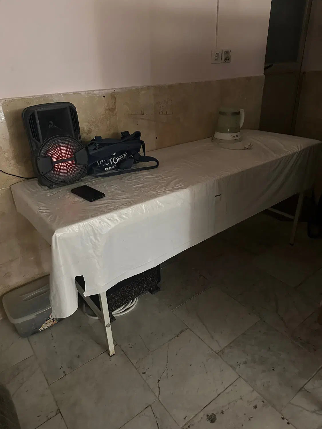 میز تحریر و صندلی تخت بیمارستانی کاناپه تک|مبلمان خانگی و میز عسلی|مشهد, فرهنگیان (شهرک غرب)|دیوار