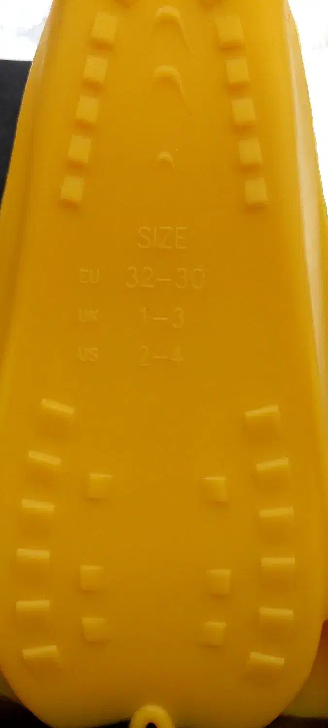 یک عدد فین شنا همراه با بازوبند|غواصی و ورزش‌های آبی|تهران, والفجر (افسریه)|دیوار