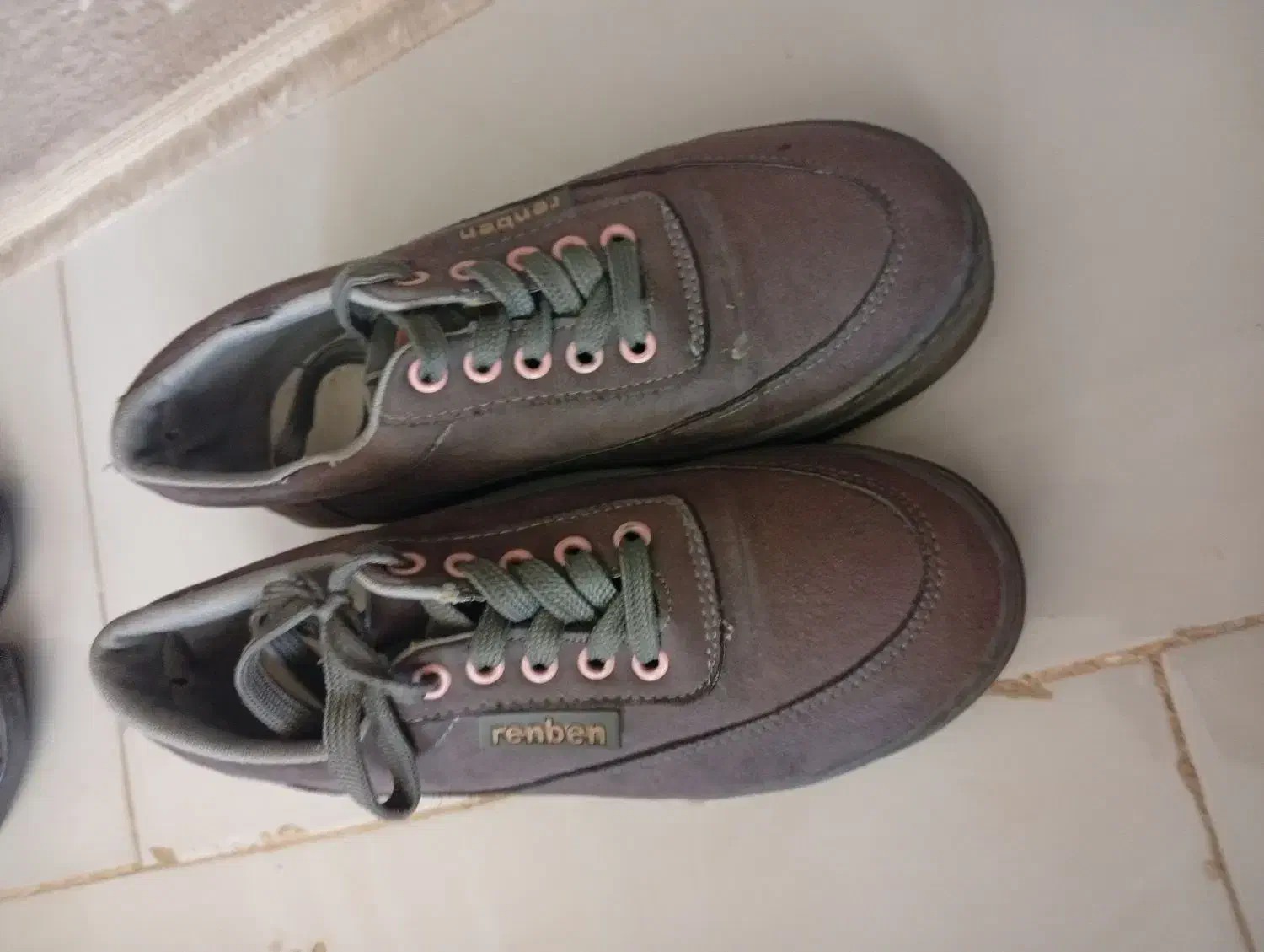 دوجفت کفش.|کیف، کفش، کمربند|فیروزه, |دیوار