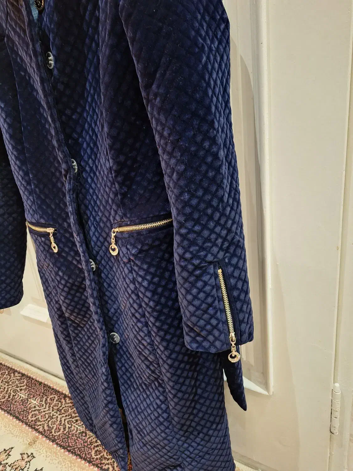 پالتو مخمل|لباس|رباط‌کریم, رباط‌کریم|دیوار