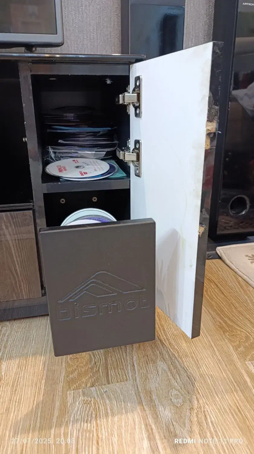 با سلام میز تلویزیون سالم و تمیز مارک بیسموت ترک|میز تلویزیون|مشهد, چهارچشمه|دیوار