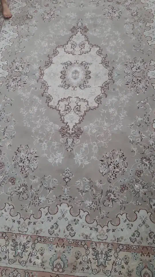 یک قالی۴متری زمینه کرم تراکم بالاو یکروفرشی ۶ متری|فرش|بهبهان, |دیوار