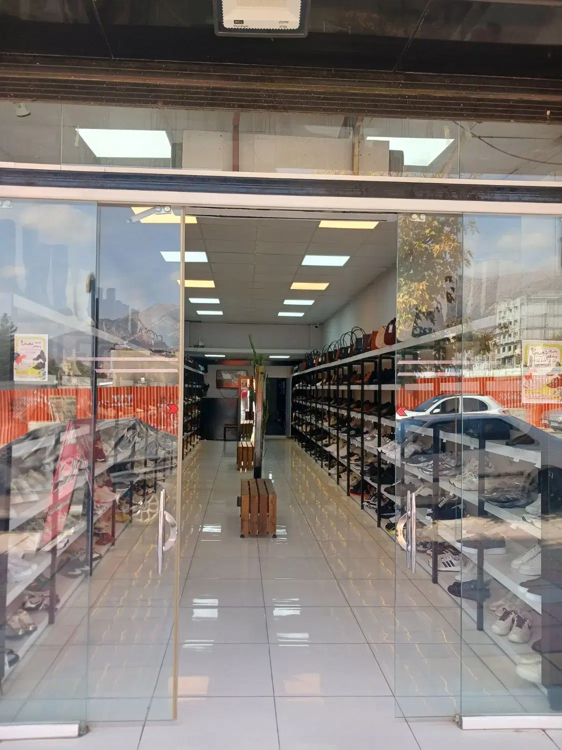 واگذاری  یک باب مغازه کفش فروشی با دکوراسیون|اجارهٔ مغازه و غرفه|یاسوج, |دیوار