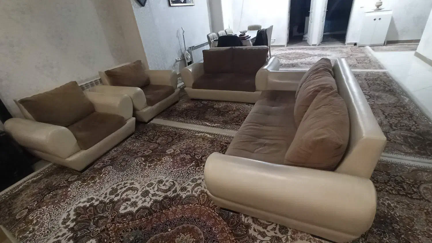 فروش مبل راحتی چرم 7 نفره به رنگ کرم قهوه‌ای|مبلمان خانگی و میز عسلی|کرج, ساسانی (قلمستان)|دیوار