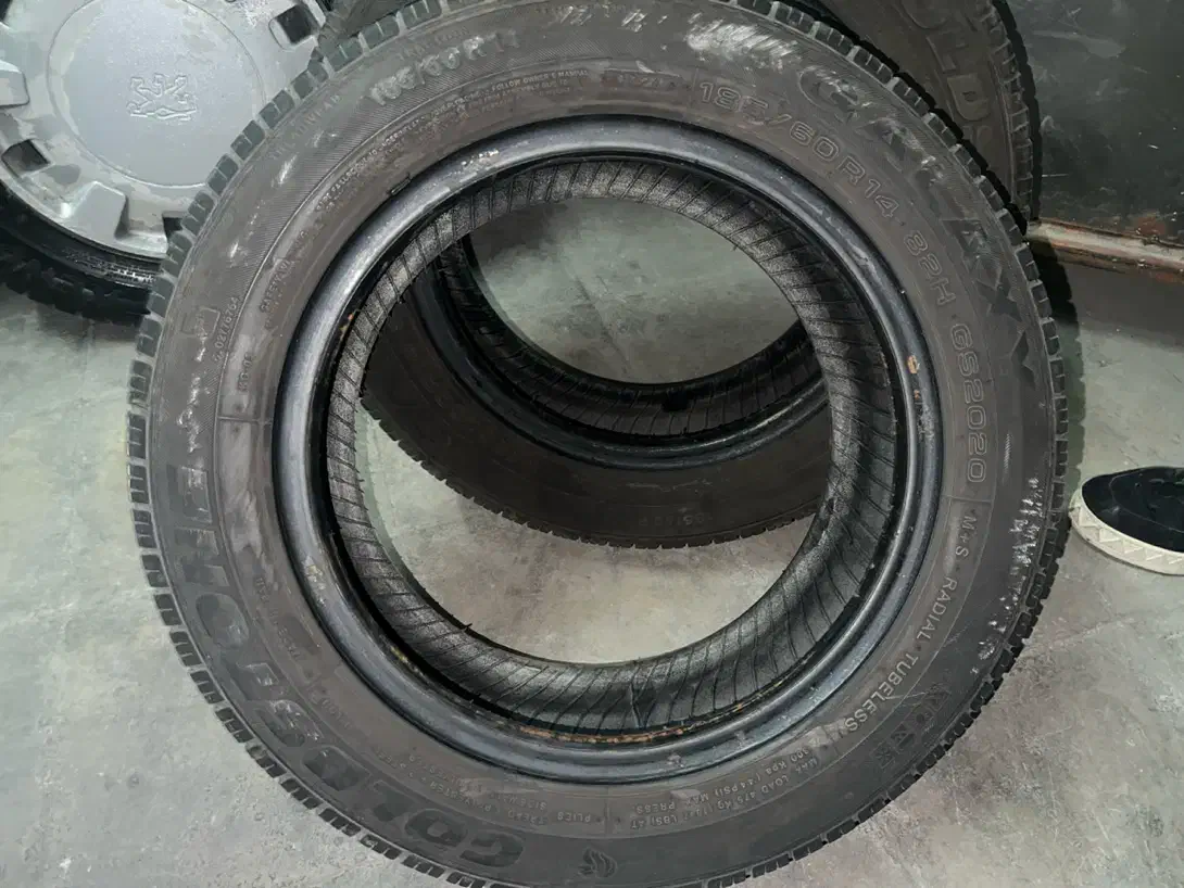 لاستیک ۱۸۵/۶۰/۱۴ گلدستون ونمد داشبورد وبادگیر شیشه|قطعات یدکی و لوازم جانبی|تهران, کیانشهر|دیوار