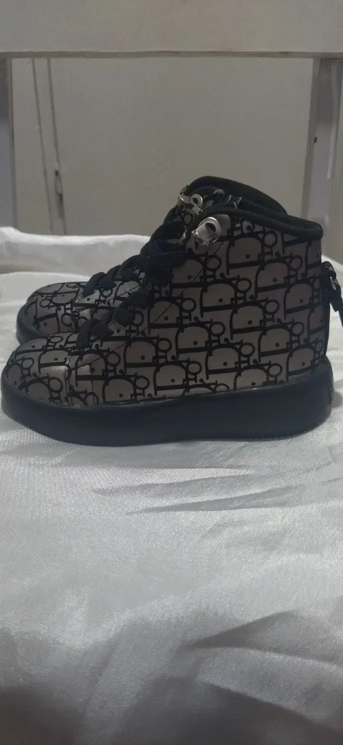 کفش بچه گانه|کفش و لباس بچه|ری, شهادت|دیوار