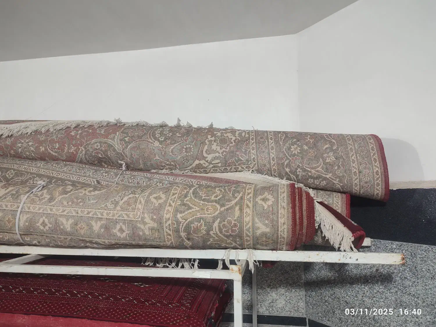 چهار تخته فرش دست دوم با زمینه رنگ قرمز و سبز|فرش|خرمآباد, |دیوار