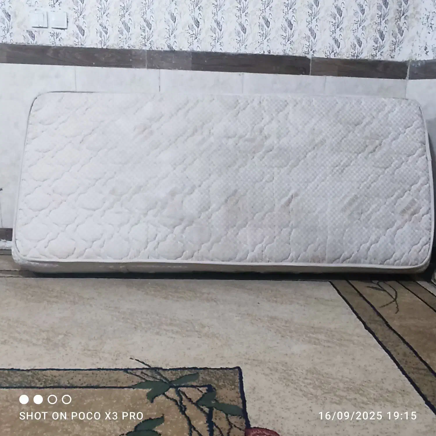 یک تشک طبی فنری نو نو محکم کم استفاده شده تمیز|تشک تختخواب|شیراز, فخرآباد (دروازه کازرون)|دیوار