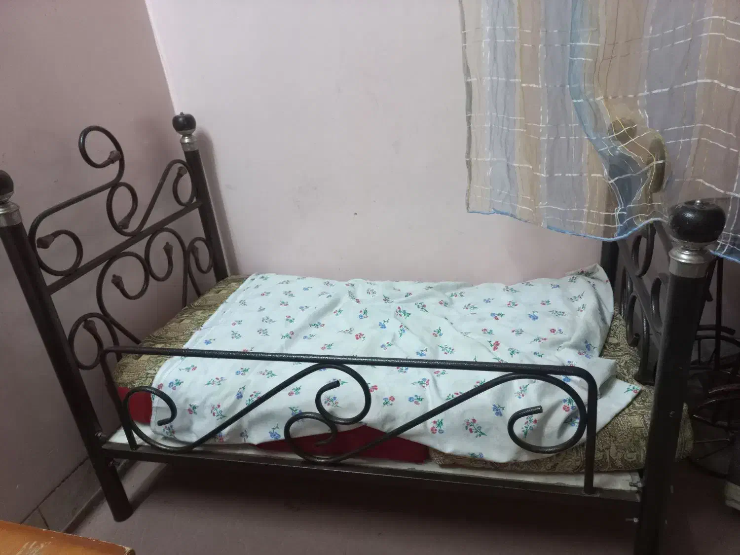 لحاف وتشک|رختخواب، بالش، پتو|لنجان, |دیوار