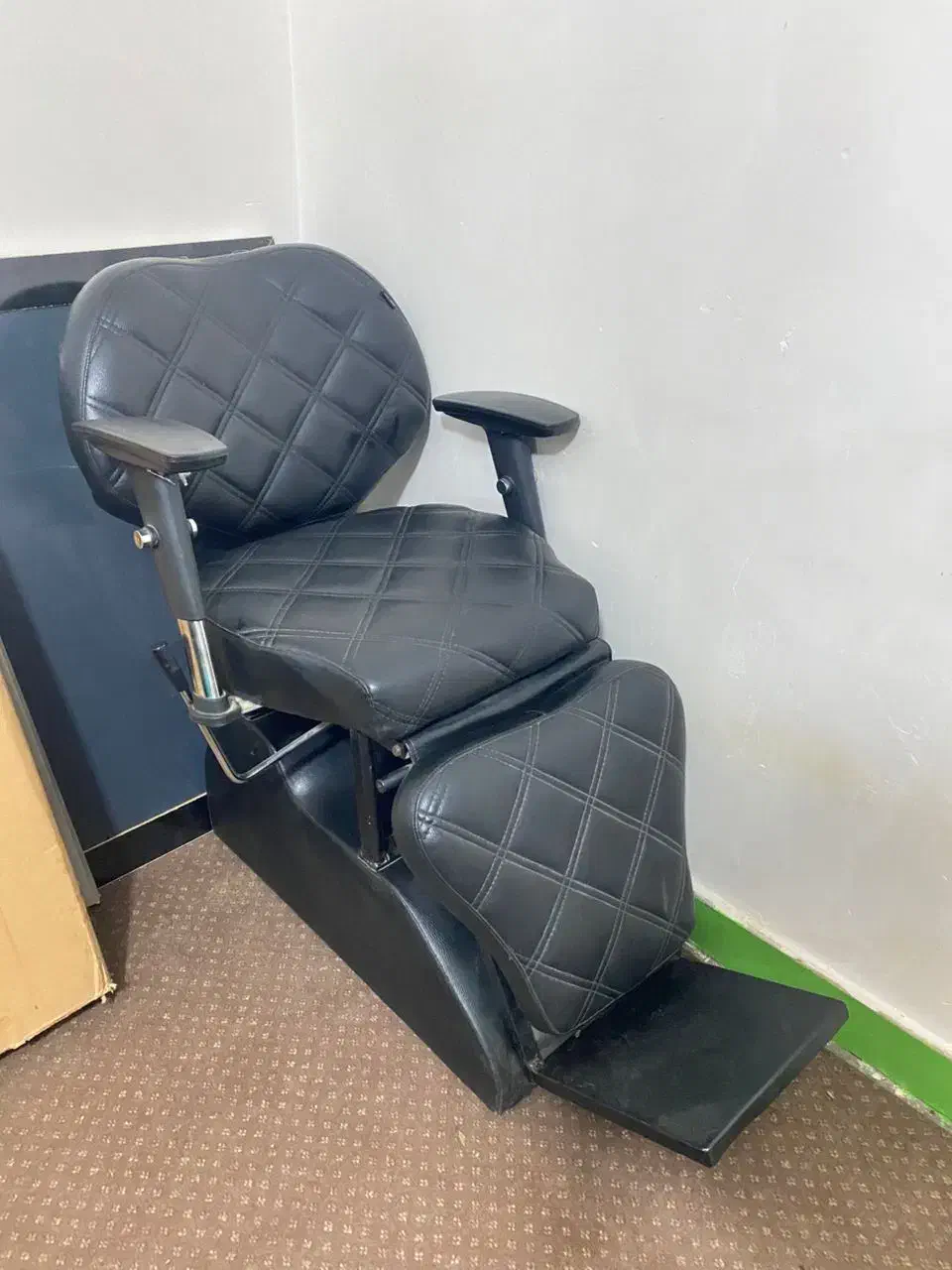 دکور آرایشگاه و صندلی اصلاح|آرایشگاه و سالنهای زیبایی|مسجد سلیمان, |دیوار