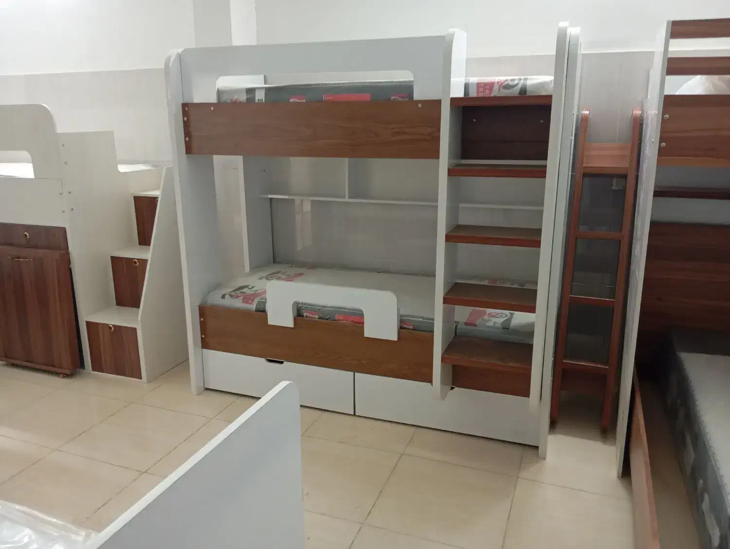 تخت یک نفر و دونفره|تخت و سرویس خواب|برخوار, |دیوار