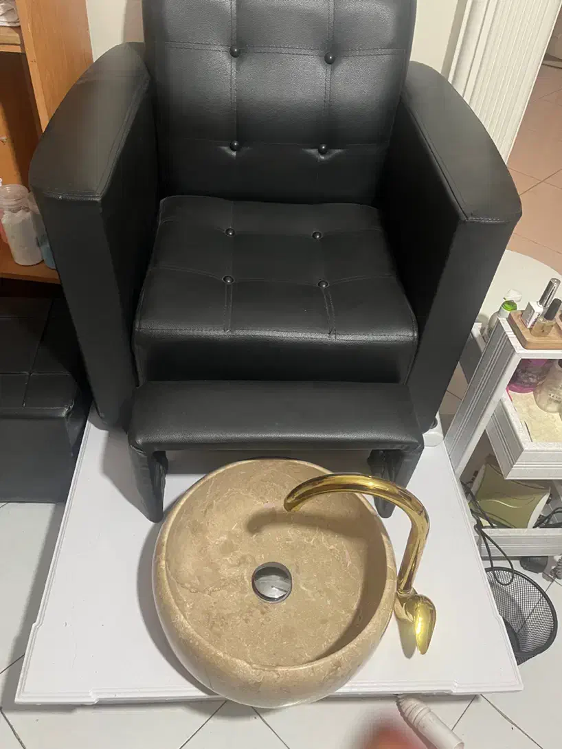 صندلی و میز پدیکور|آرایشگاه و سالن‌های زیبایی|مشهد, سجاد شهر|دیوار