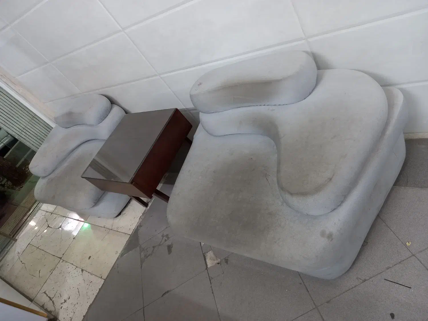 دو عدد مبل تک نفره|مبلمان خانگی و میز عسلی|قم, نیروگاه|دیوار