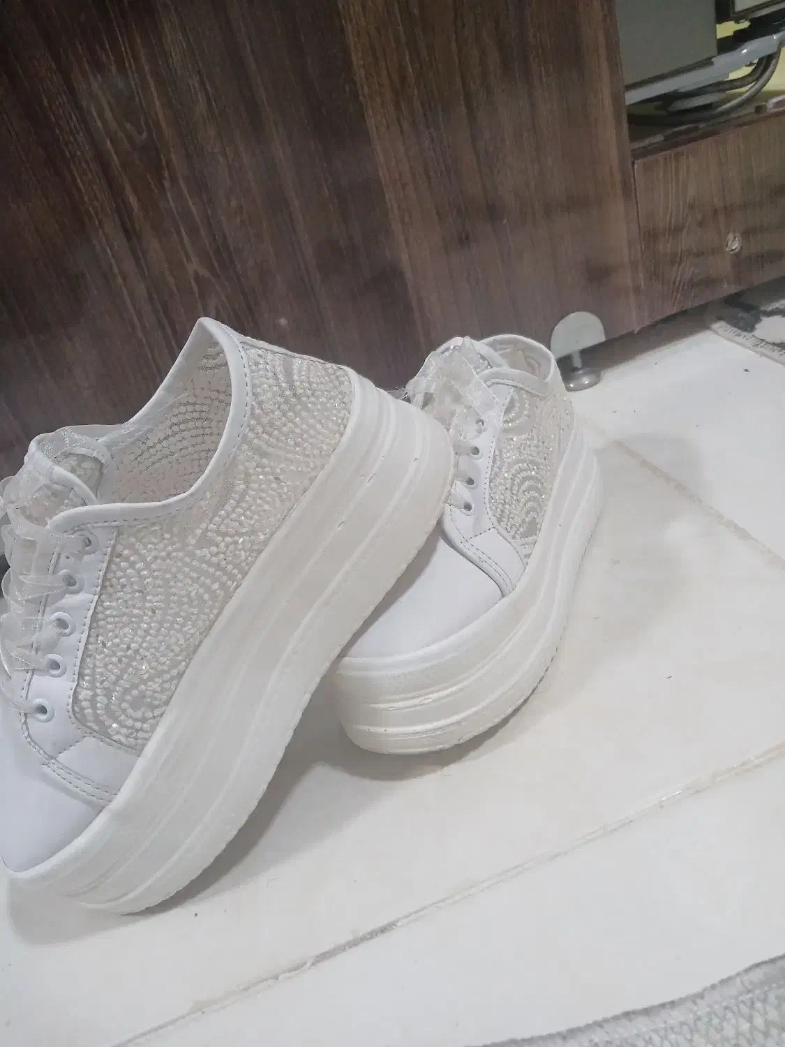 کفش|کیف، کفش، کمربند|قروه, |دیوار