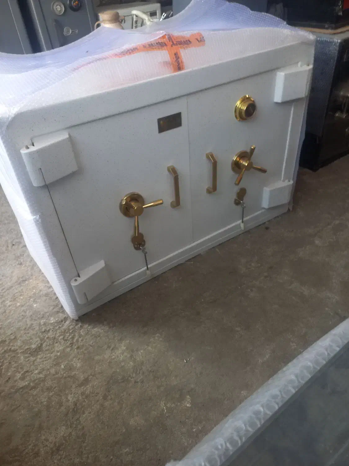 گاو صندوق سفید طلایی زیر پیش خوان|ابزارآلات|تبریز, |دیوار