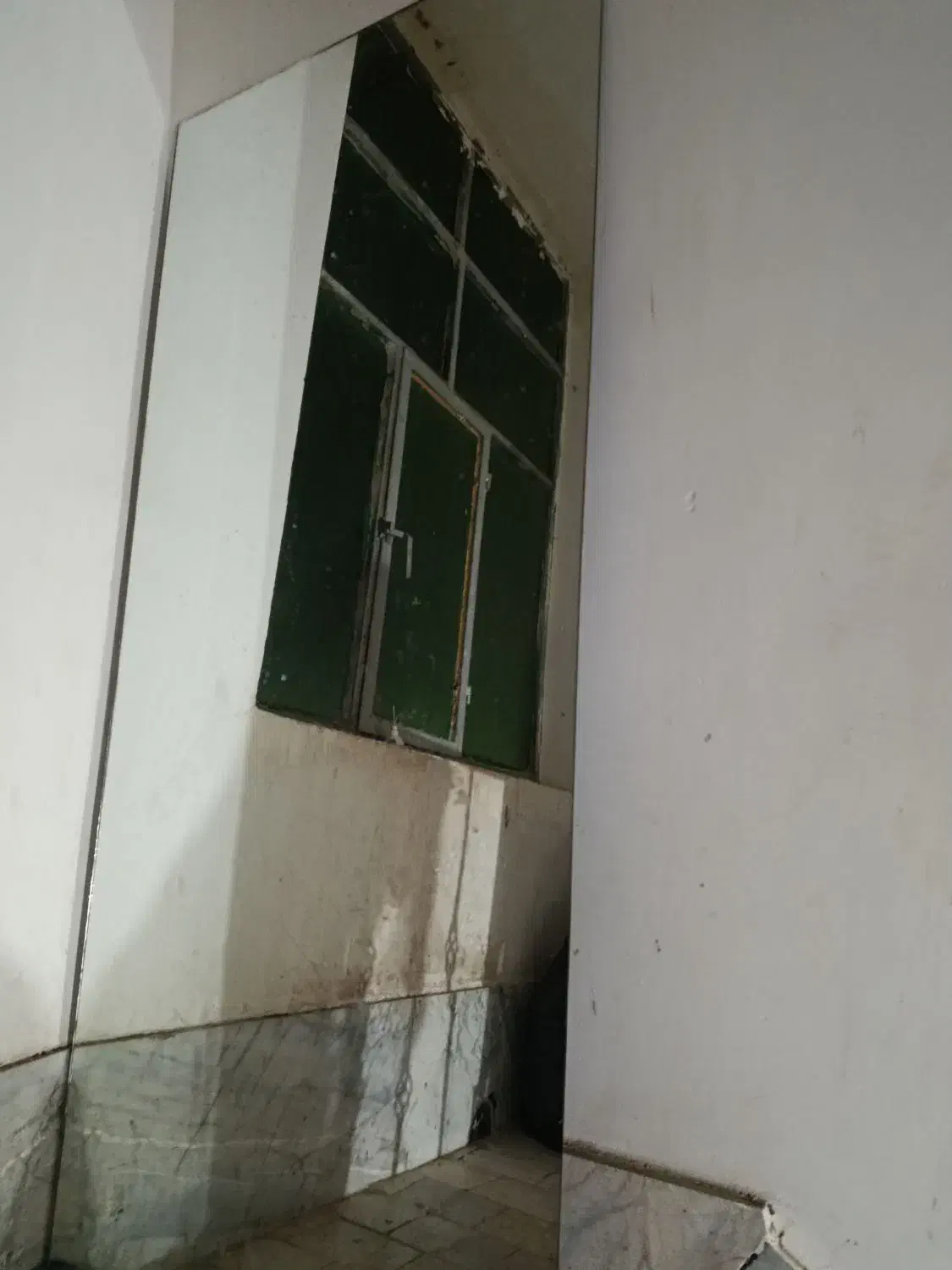 آینه|آینه|نگین شهر, |دیوار