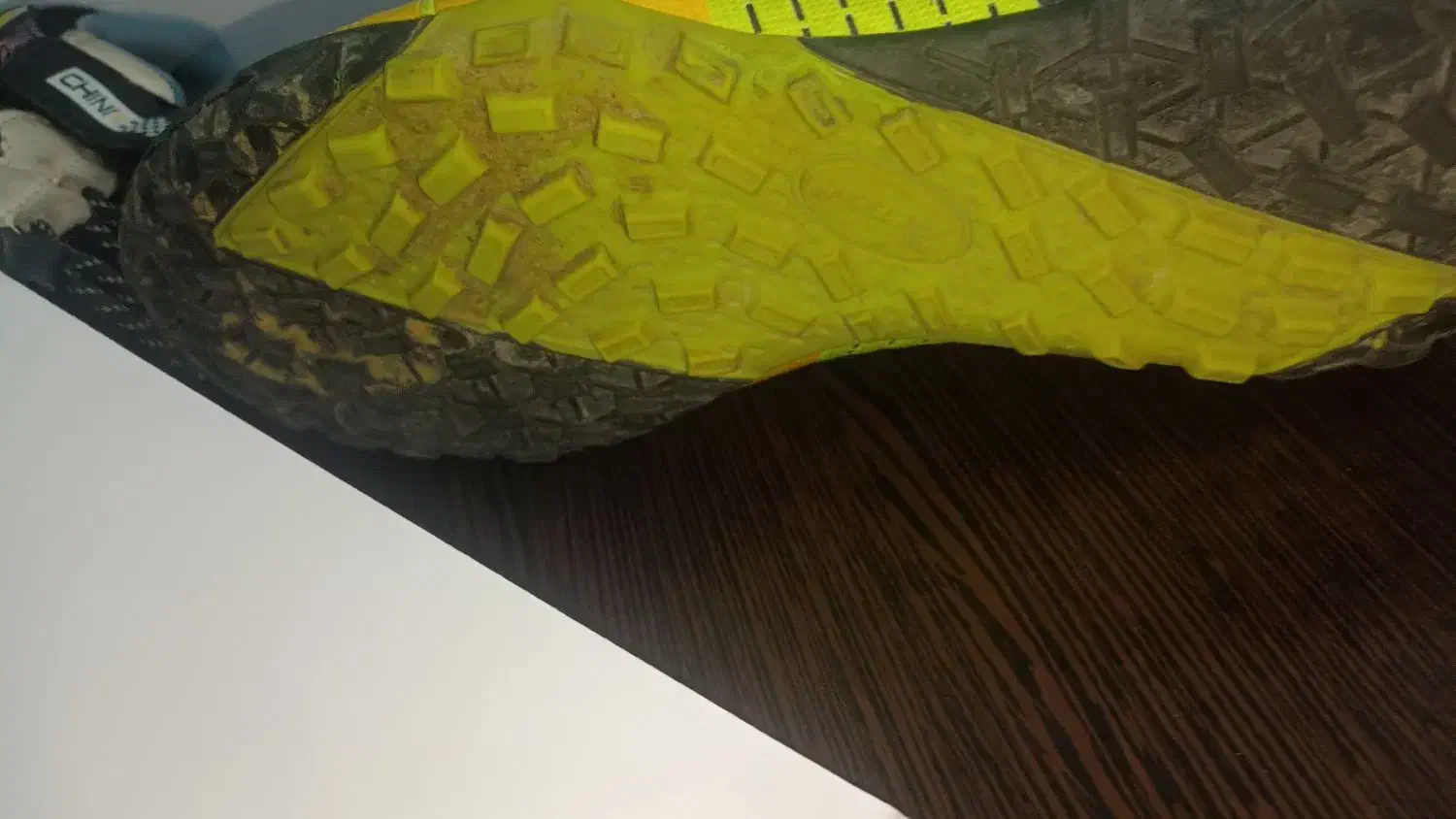 کفش ورزشی|کیف، کفش، کمربند|جم, |دیوار