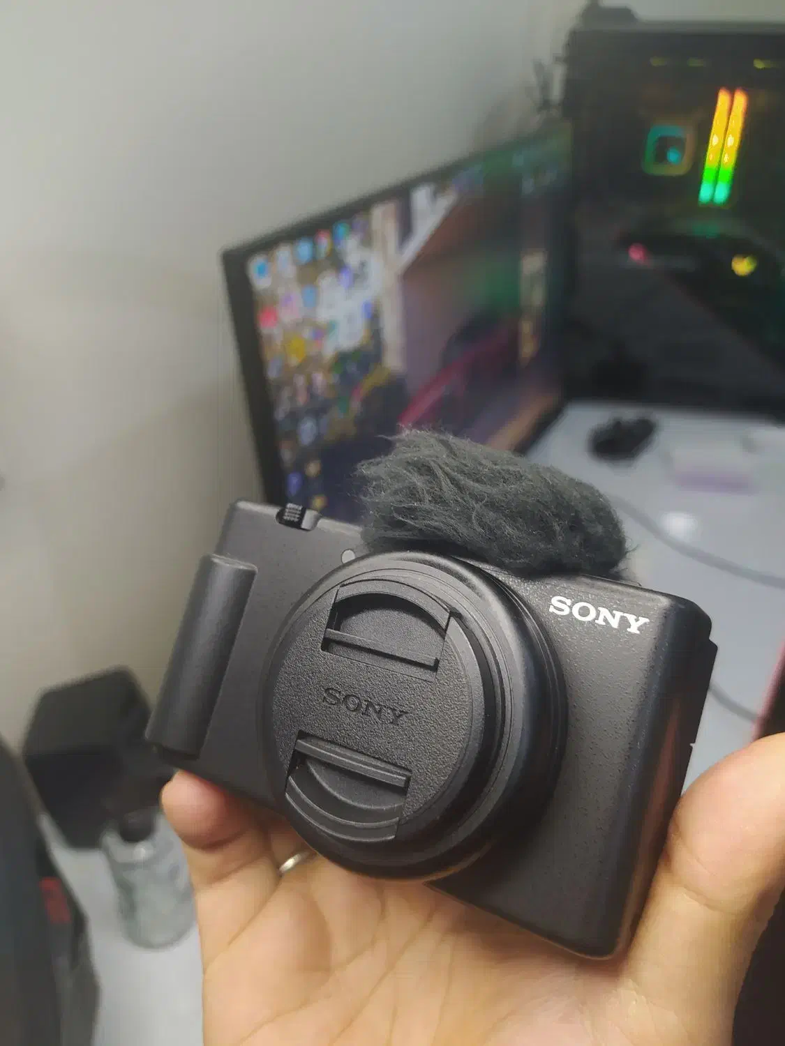 دوربین سونی zv1 (تولید محتوای حرفه ای)|دوربین عکاسی و فیلمبرداری|دزفول, |دیوار