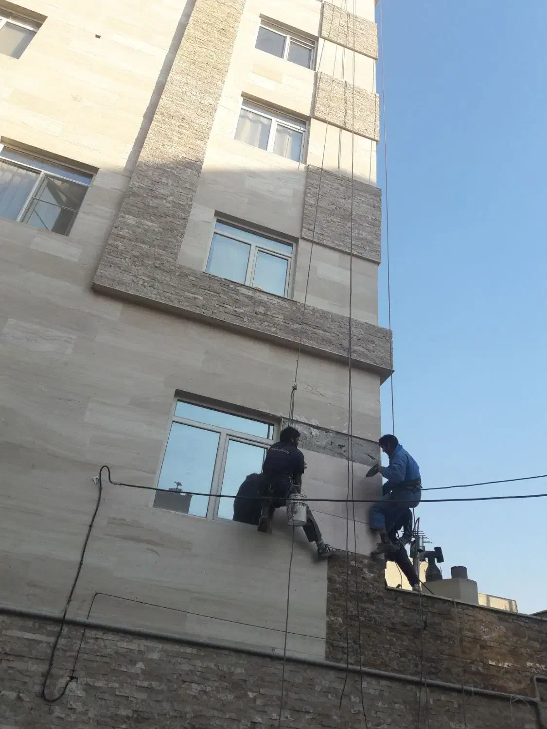 کار در ارتفاع.پیچ رولپلاک،شستشوی نما|خدمات نظافت|قزوین, |دیوار