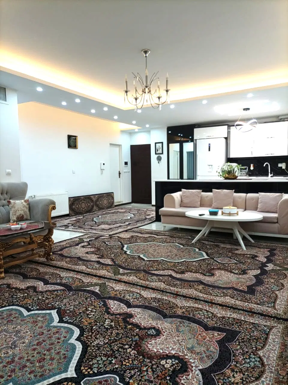 100متر 2 خواب فول رو به نما 10 واحدی بر گلزار شرقی - Mehr
