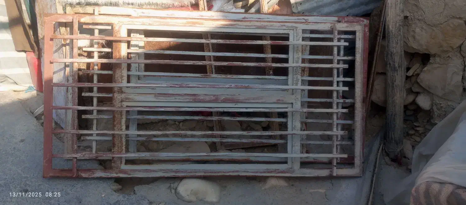 پنجره آهنی 2/1 سالم درحدنو|مصالح و تجهیزات ساختمان|هلیلان, |دیوار