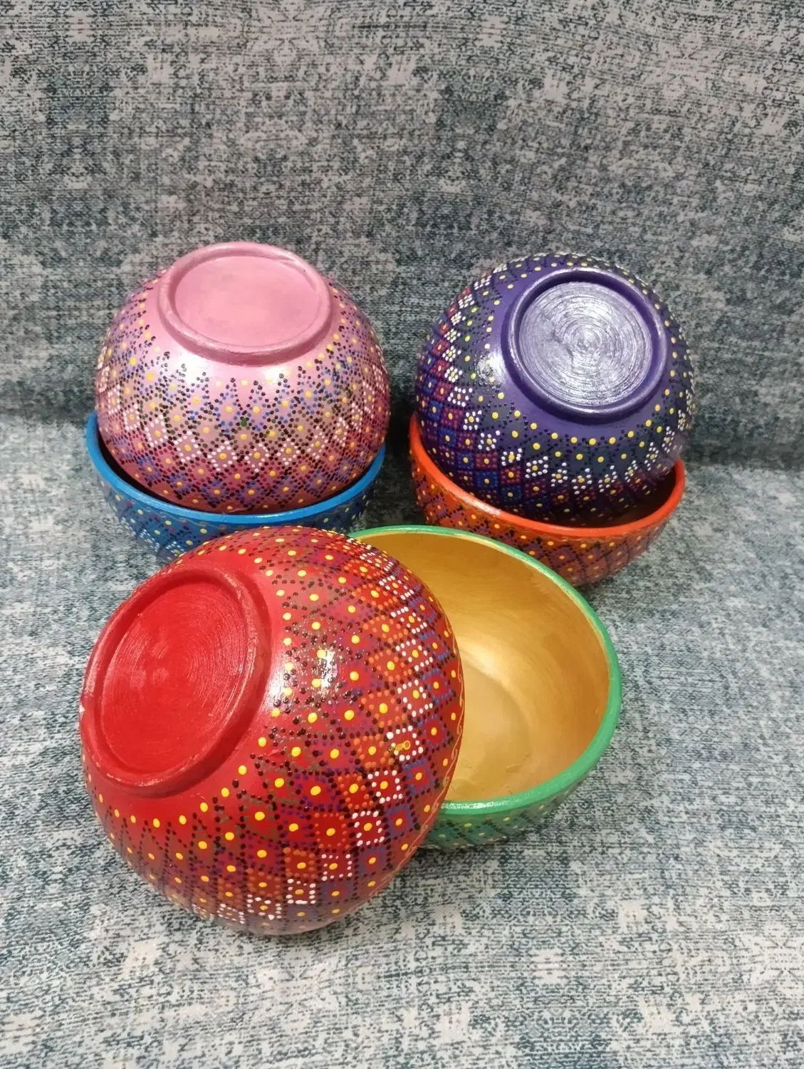 نقطه کوبی بر روی اشیا سفالی|ظروف سرو و پذیرایی|بهمن صغاد, |دیوار