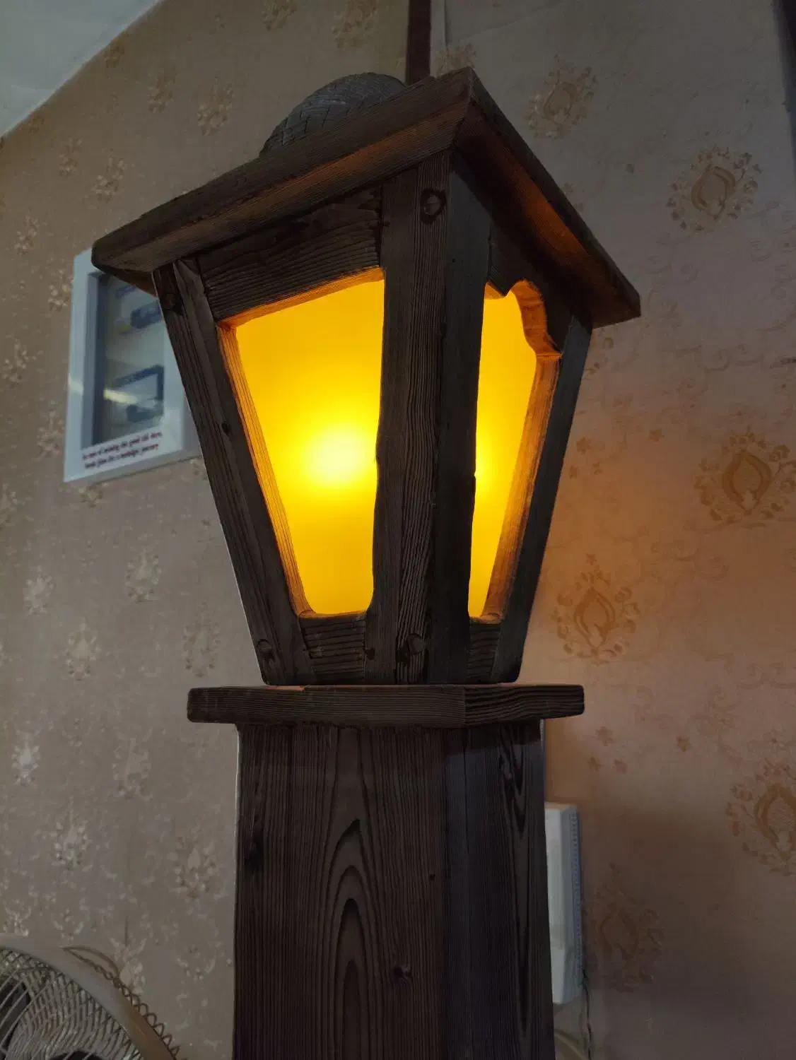 چراغ دکوری ایستاده بلند چوبی زیبا|صنایع دستی و سایر لوازم تزئینی|کرج, شهرک فهمیده|دیوار