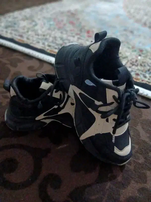 کتونی مشکی حاشیه های کرم|کیف، کفش، کمربند|اقبالیه, |دیوار