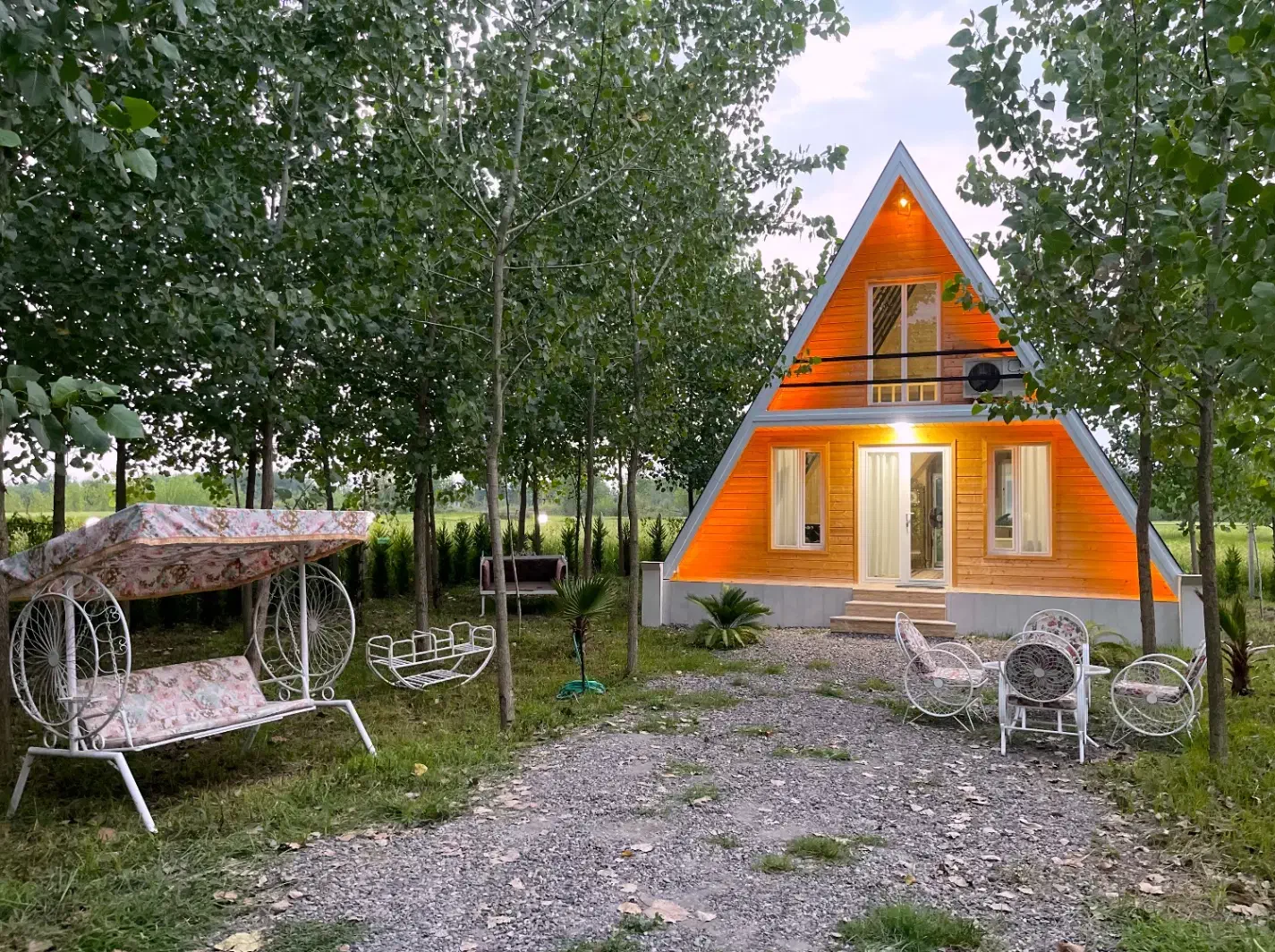 اجاره روزانه ویلا سویسی( کلبه چوبی )|اجارهٔ کوتاهمدت ویلا و باغ|لاهیجان, رجایی|دیوار