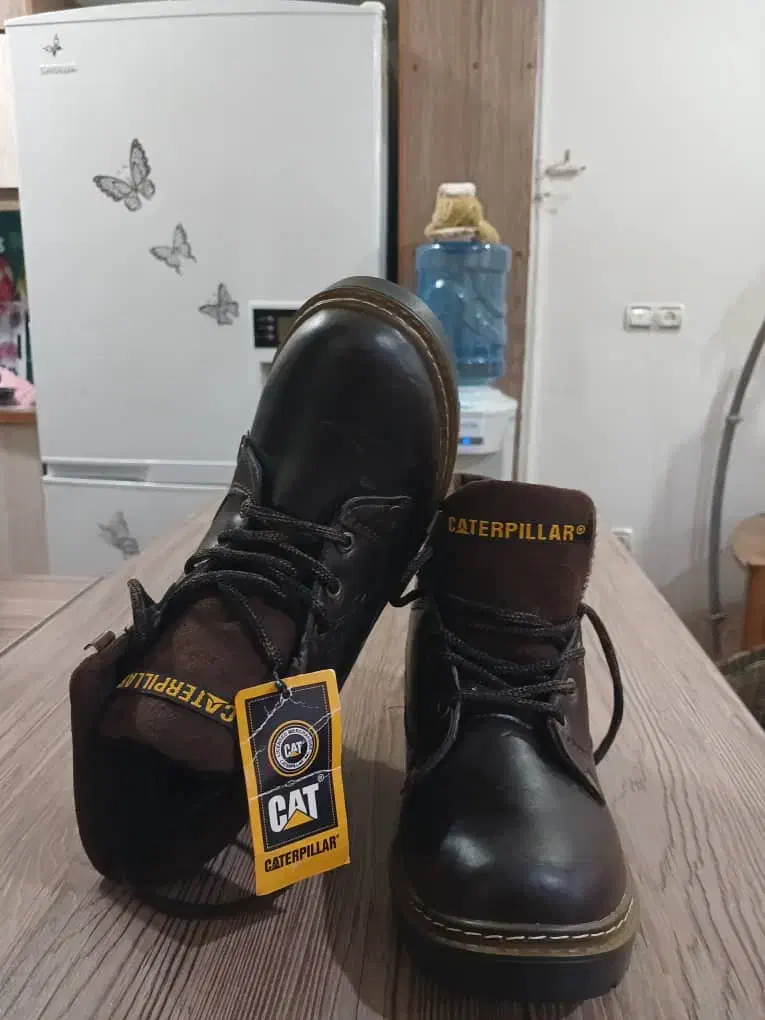 بوت یا کفش کاترپیلار|کیف، کفش، کمربند|اهواز, کمپلو شمالی|دیوار