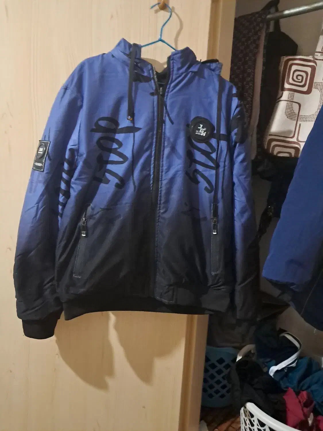 یک عدد سویشرت پسرانه تقریبا نو مناسب سن ۱۰ یا ۱۱ل|لباس|مهاجران, |دیوار