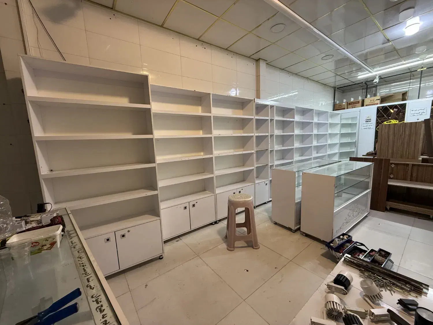 ویترین فروشگاهی ۱/۵متری در حد نو و قفسه ایستاده|فروشگاه و مغازه|مشهد, ایثارگران|دیوار