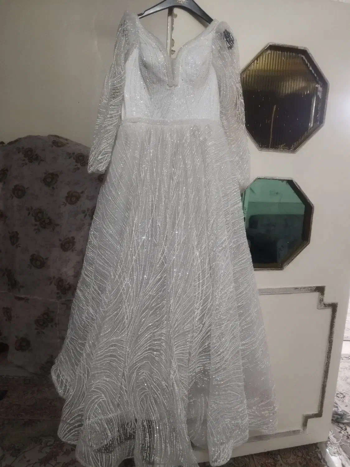 لباس عروس|لباس|رباطکریم, کیکاور|دیوار