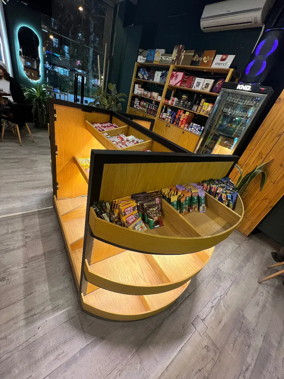 میز فروشگاهی چوبی با نور مخفی مناسب کافه و فروشگاه|فروشگاه و مغازه|قزوین, |دیوار