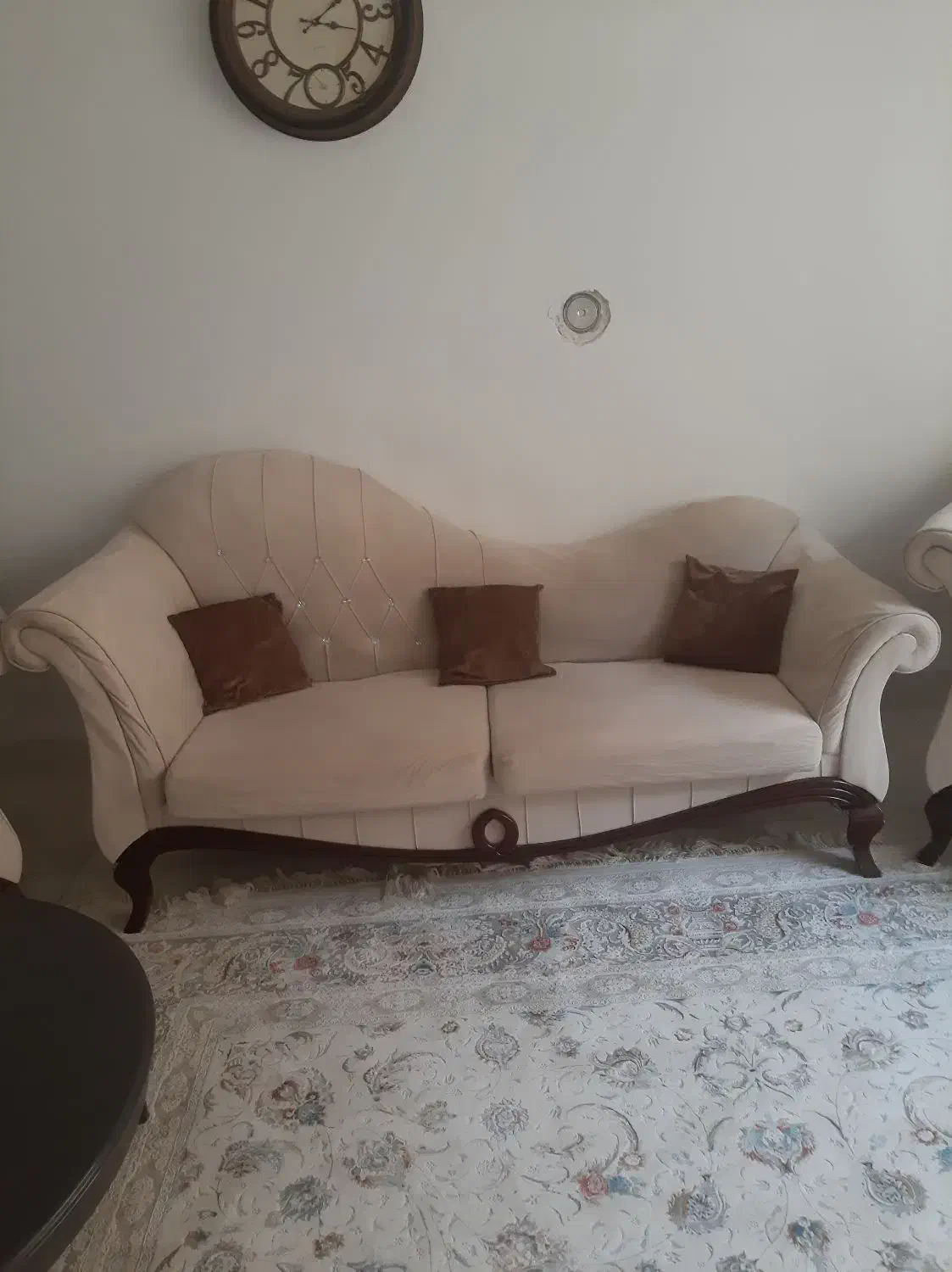 مبل نه نفره بامیزوعسلی قیمت خوب نه ملیون|مبلمان خانگی و میز عسلی|پاوه, |دیوار