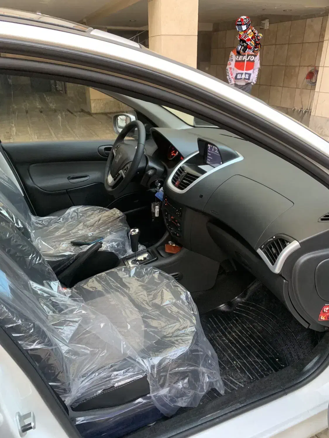 ۲۰۷ اتوماتیک سقف شیشه ای آذر ۱۴۰۴|خودرو سواری و وانت|ایلام, |دیوار