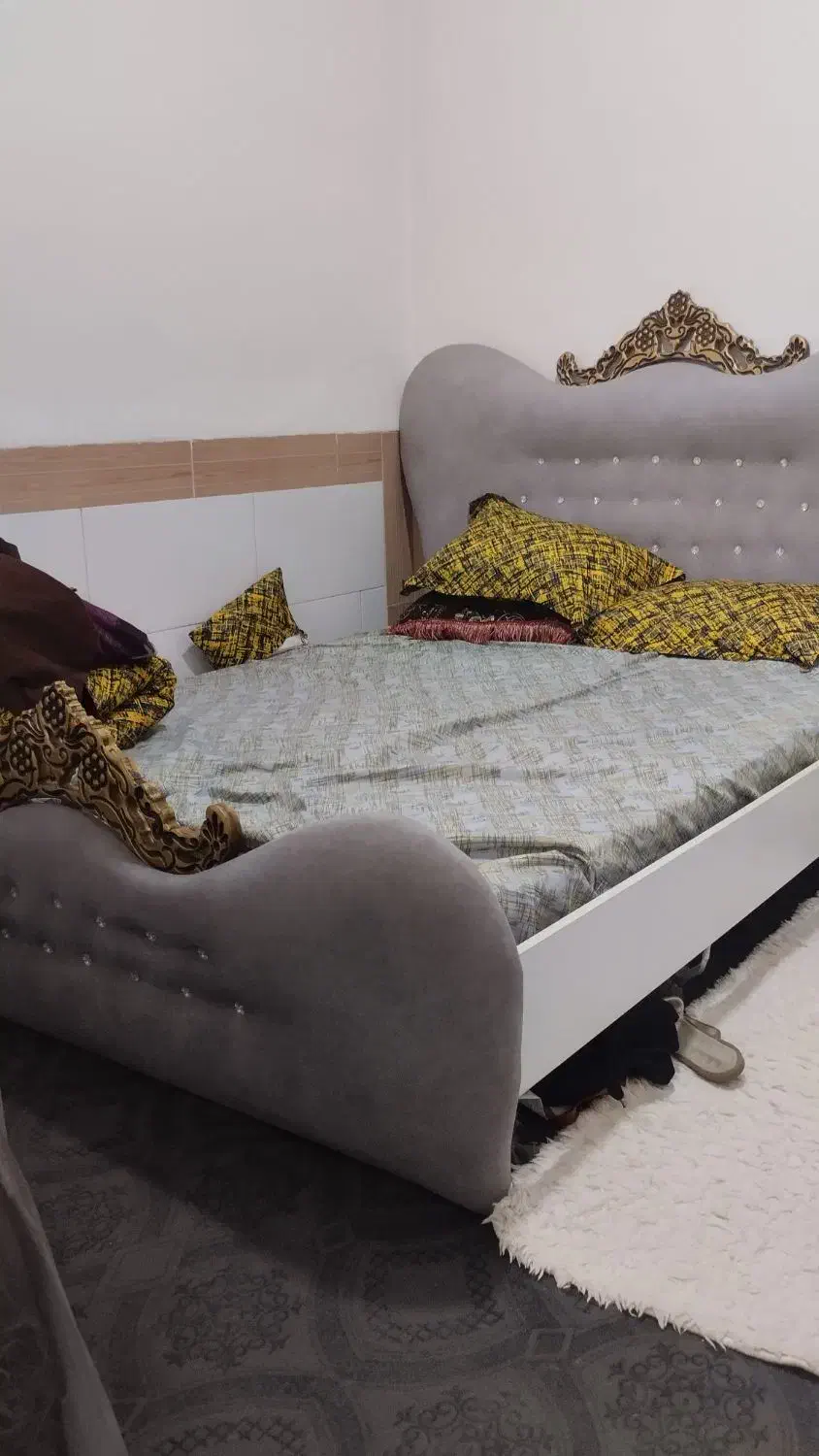 تخت دونفره سالم بامیز اینه و8تاکشو|تخت و سرویس خواب|ورامین, ورامین|دیوار
