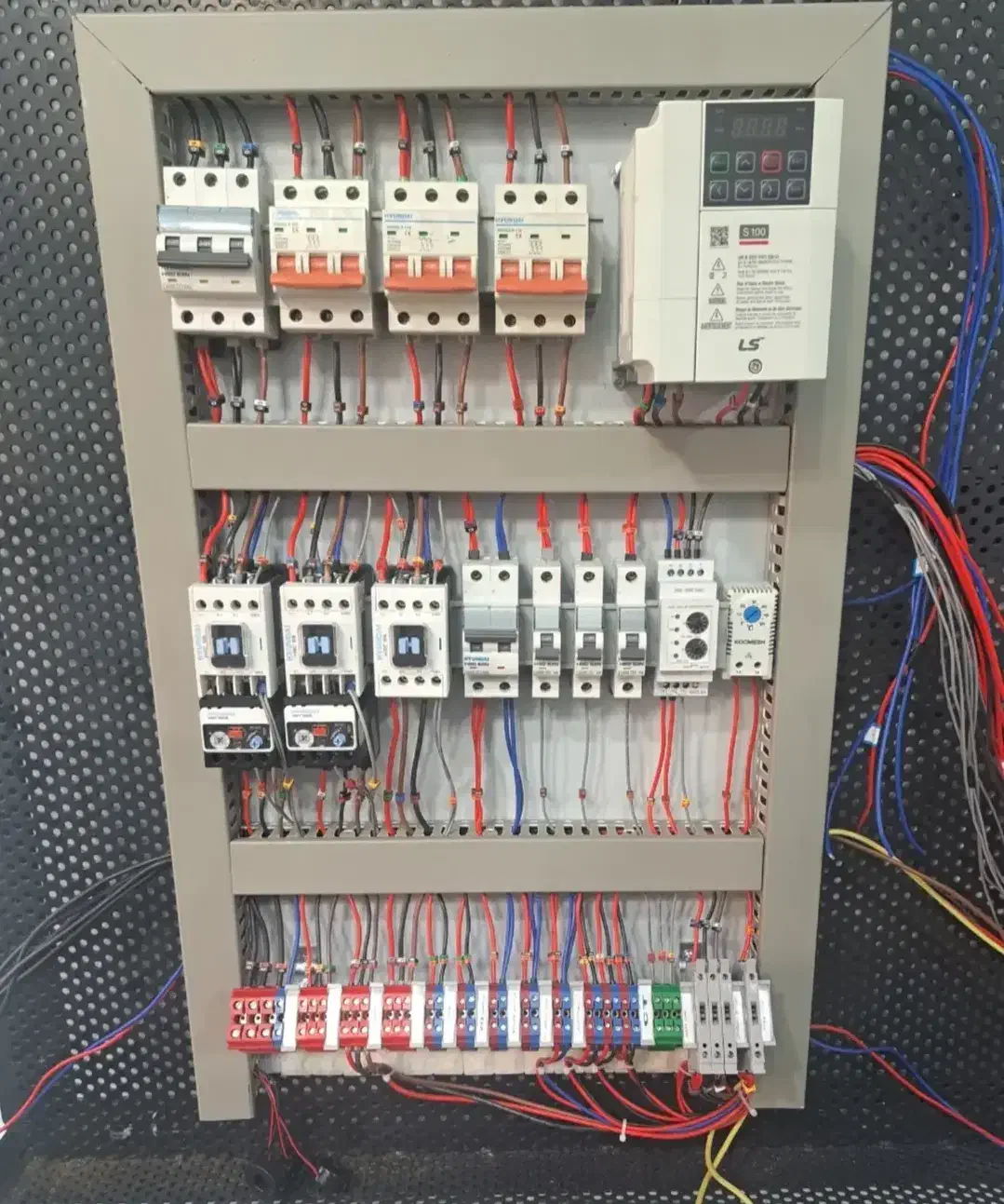 برقکاری ساختمان نصب تعمیرات انواع چیلر،داکت اسپلیت|خدمات پیشه و مهارت|ساری, |دیوار