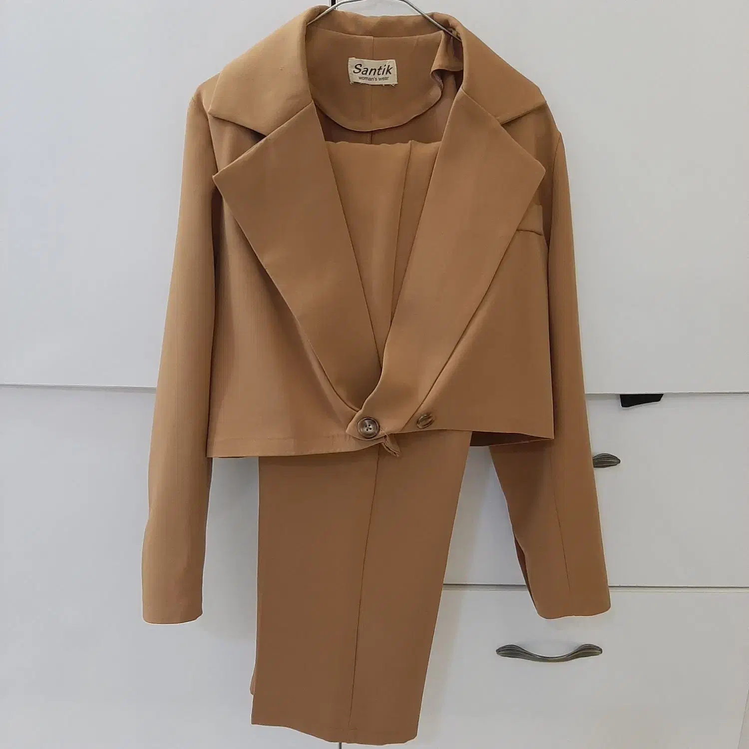 کت کراپ و شلوار|لباس|قم, بنیاد|دیوار