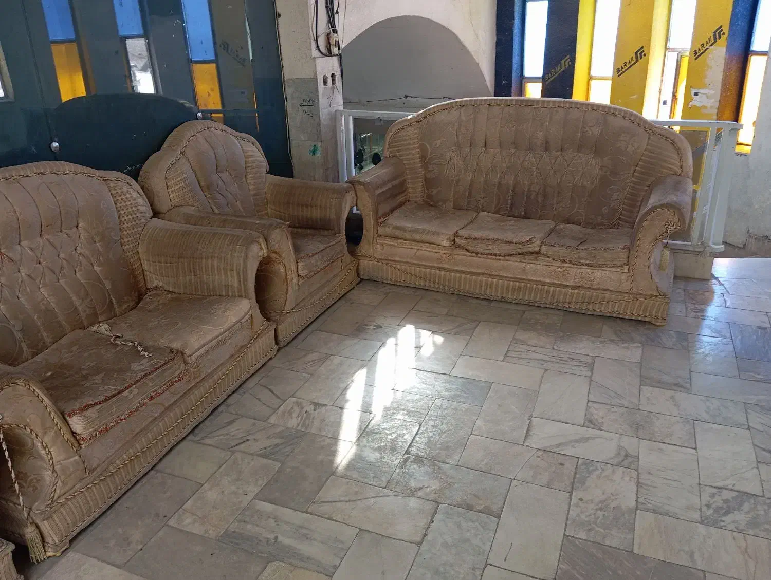 یک دست مبل هفت نفره دست دوم|مبلمان خانگی و میز عسلی|کرمان, |دیوار