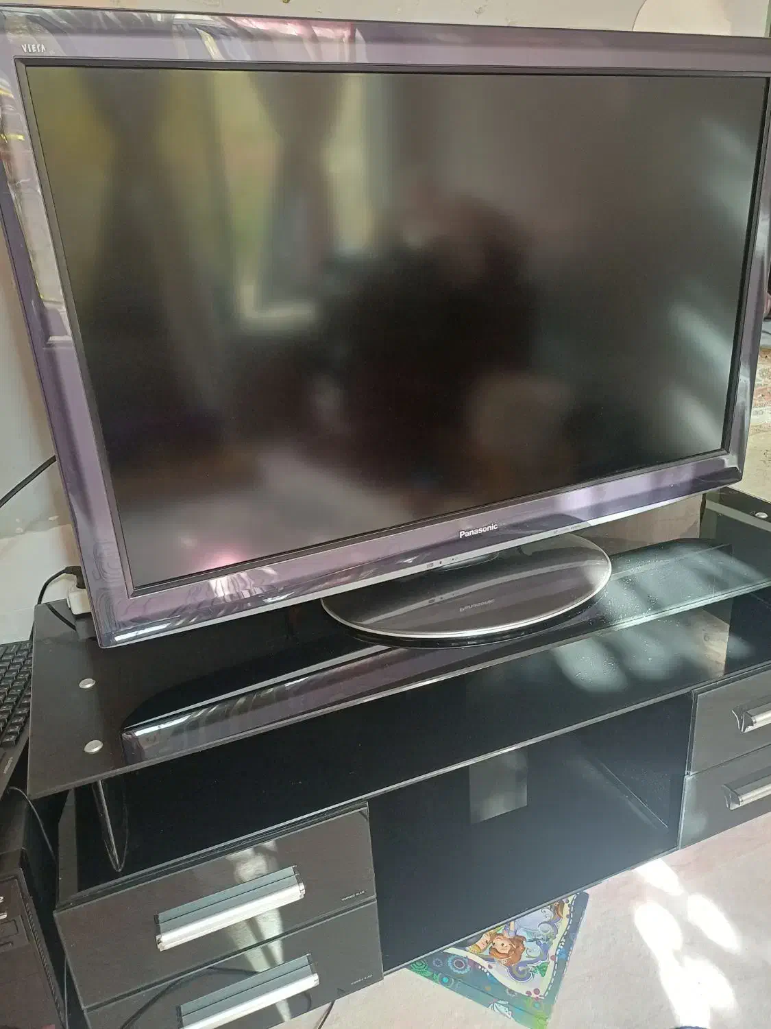 تلوزیون ۴۵اینچ پاناسونیک به همراه میزتلوزیون|تلویزیون و پروژکتور|شاهینشهر, نظامی|دیوار