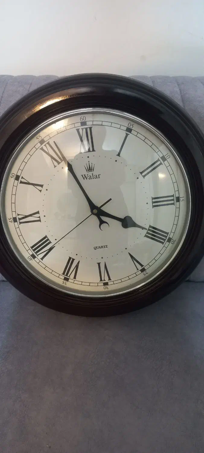 ساعت بدون هیچ مشکل رنگش هست قهوه ای سوخته|ساعت دیواری و تزئینی|گلبهار, شهر جدید گلبهار|دیوار