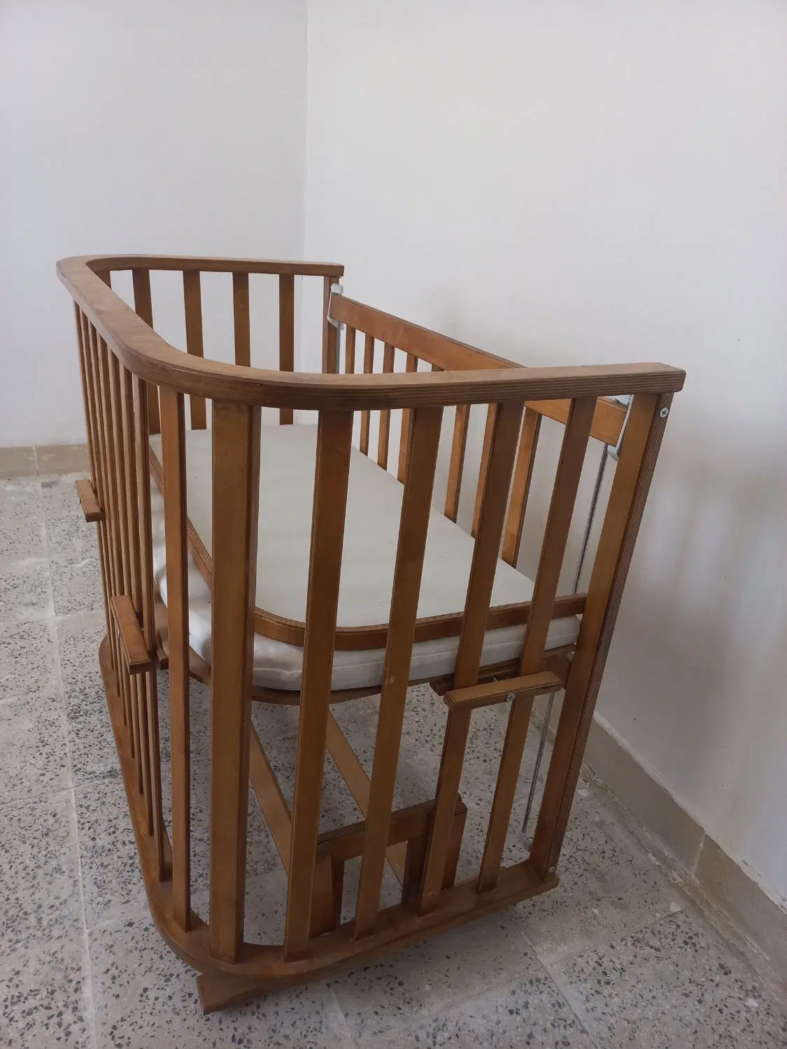 تخت نوزاد|تخت و صندلی بچه|صالح آباد (ایلام), |دیوار